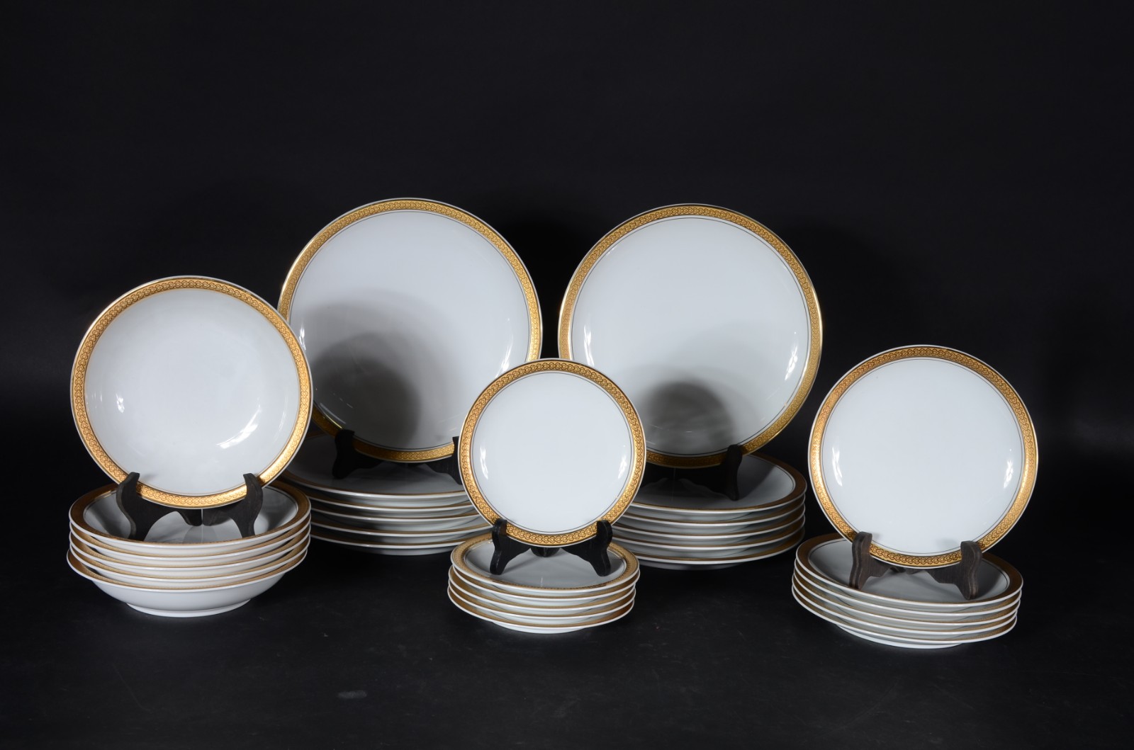 Serviço de porcelana "Royal Porcelain", composto de: 12 pratos rasos... - foto 1 de 3