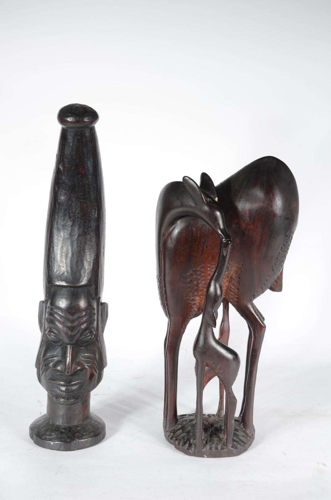 Duas figuras de madeira africana. Um deles com chifre faltando e... - foto 1 de 7