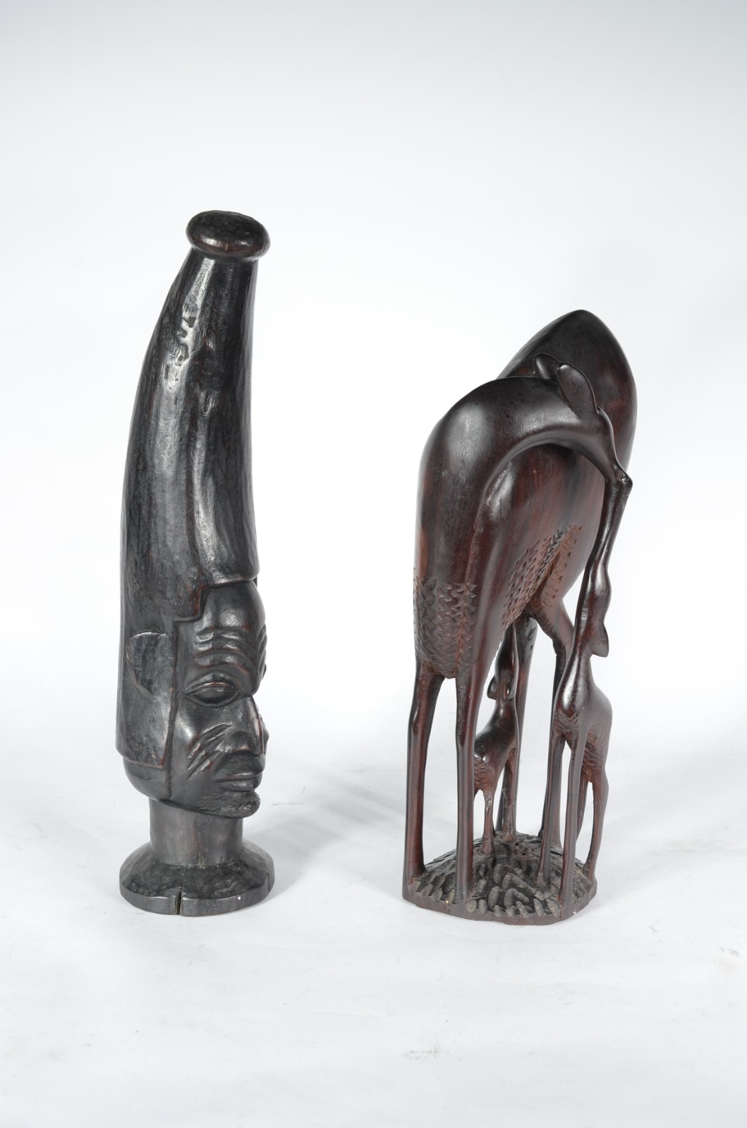 Duas figuras de madeira africana. Um deles com chifre faltando e... - foto 2 de 7