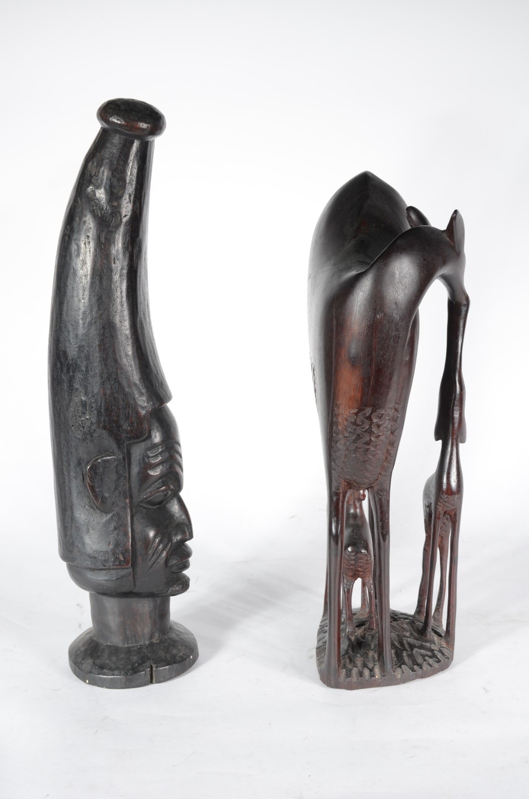 Duas figuras de madeira africana. Um deles com chifre faltando e... - foto 3 de 7