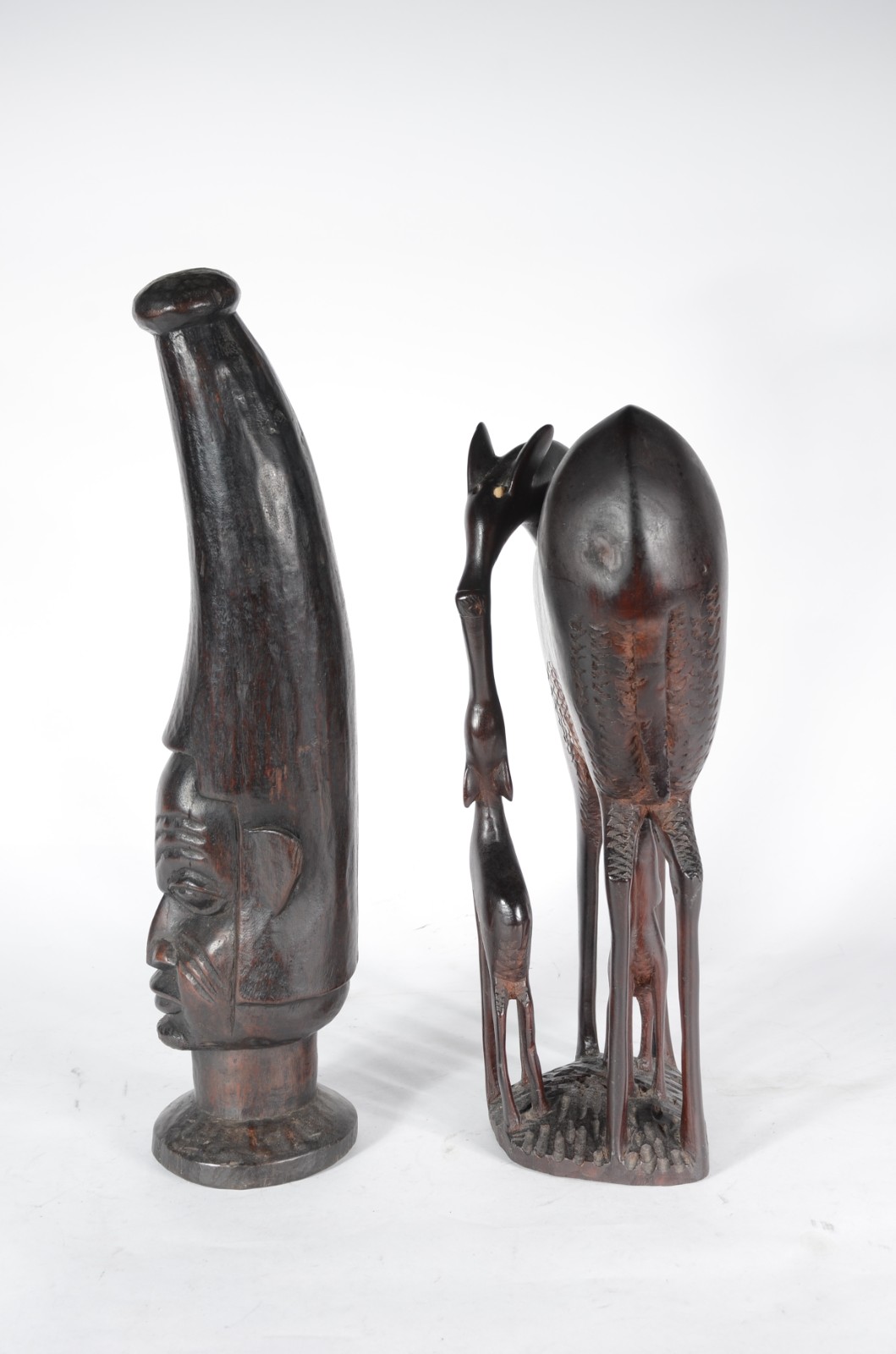 Duas figuras de madeira africana. Um deles com chifre faltando e... - foto 4 de 7