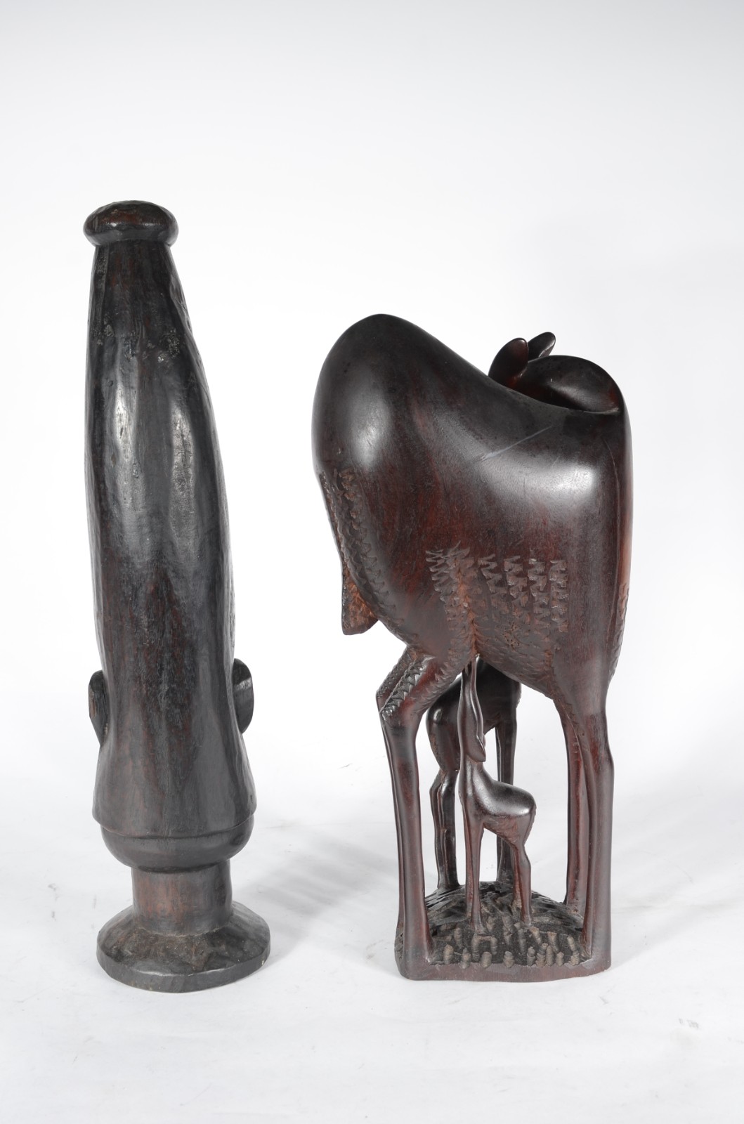 Duas figuras de madeira africana. Um deles com chifre faltando e... - foto 5 de 7