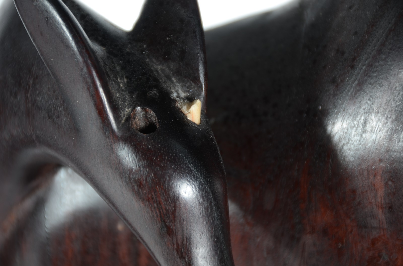 Duas figuras de madeira africana. Um deles com chifre faltando e... - foto 6 de 7