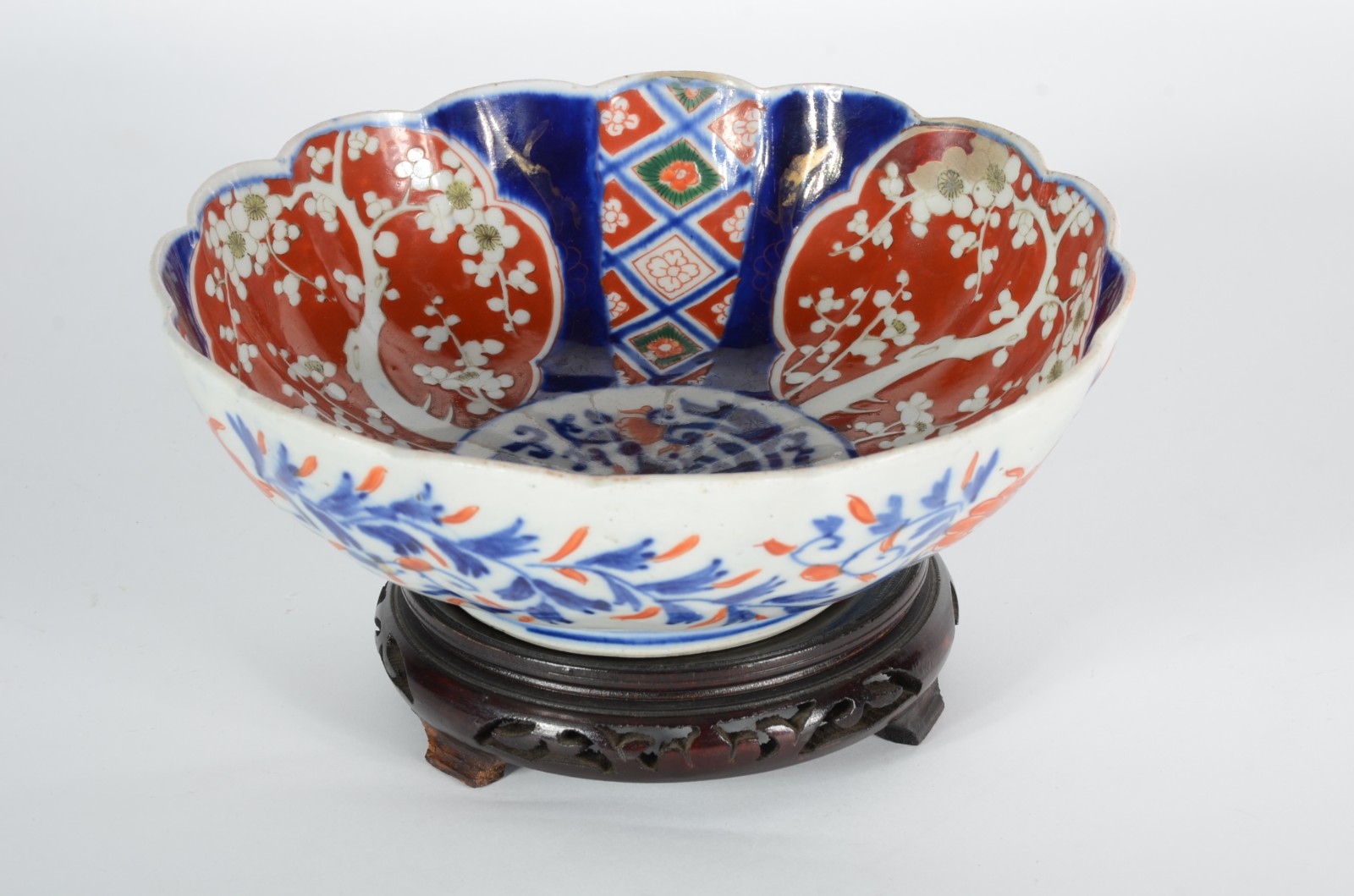 Bowl de porcelana japonesa Imari feitio gomado, base de madeira... - foto 2 de 4