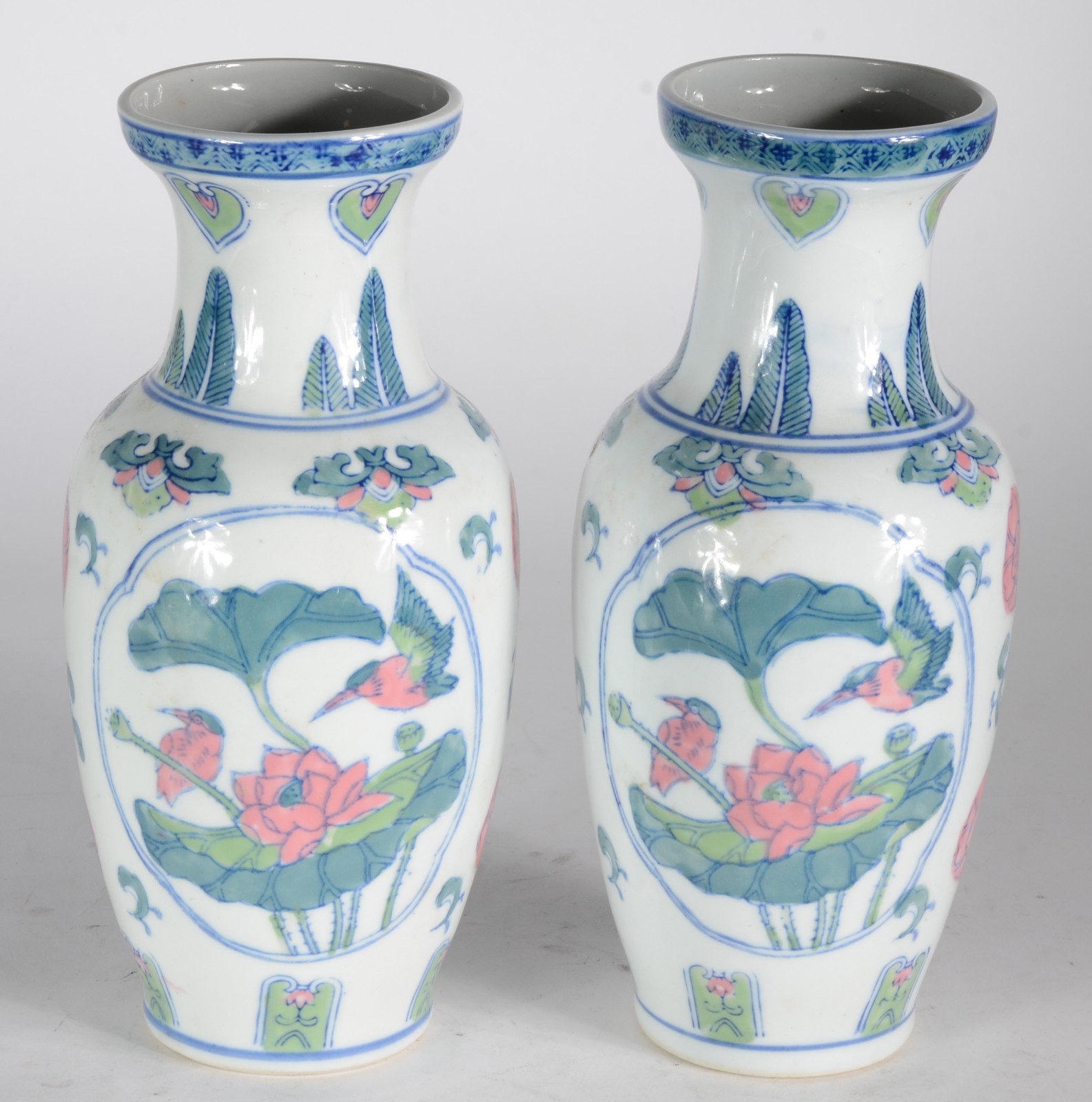 Par de vasos de porcelana, decoração com flores e pássaros em tons de... - foto 1 de 4