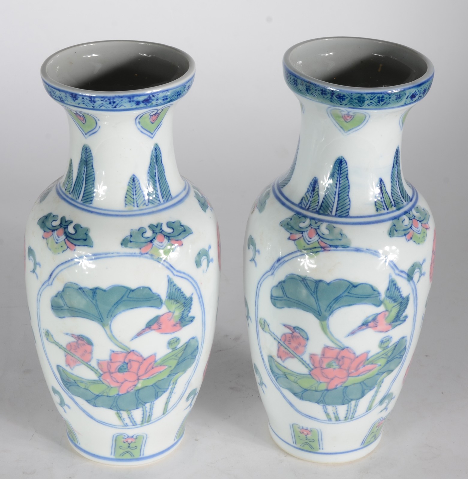Par de vasos de porcelana, decoração com flores e pássaros em tons de... - foto 2 de 4