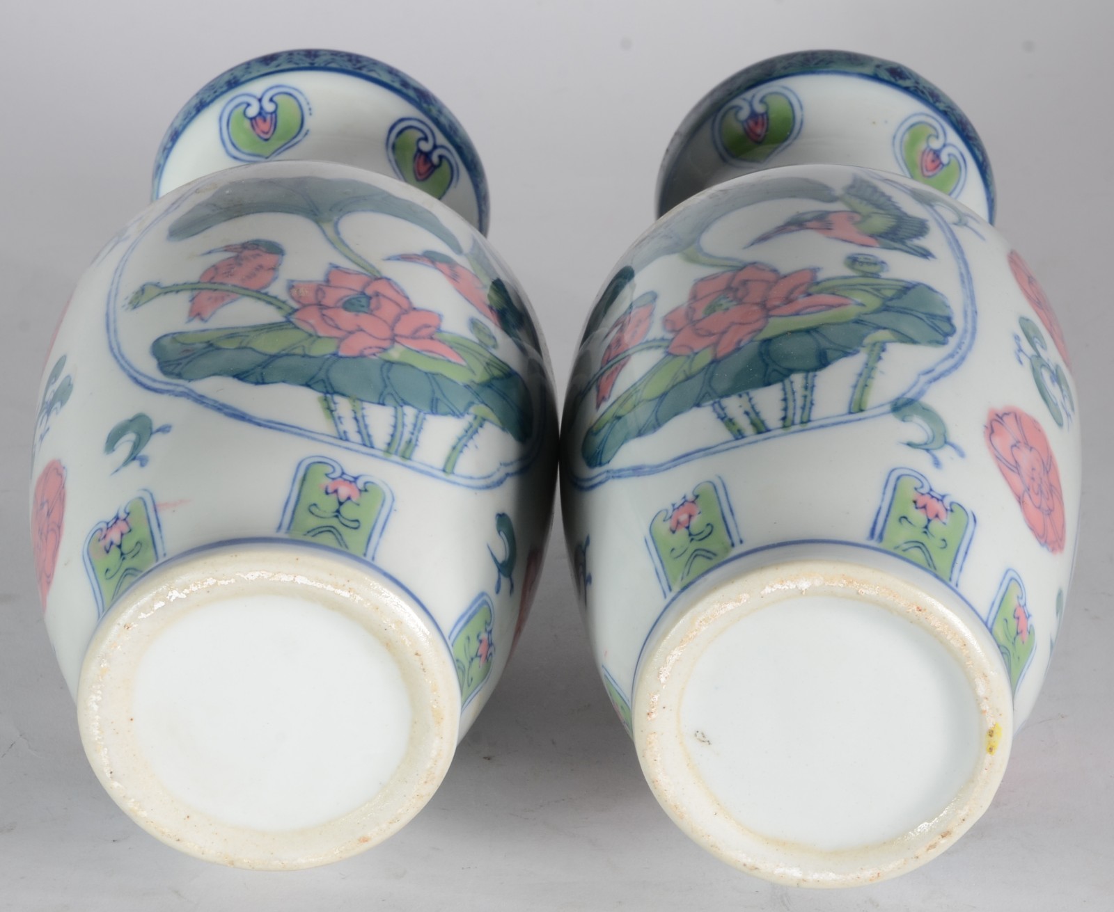 Par de vasos de porcelana, decoração com flores e pássaros em tons de... - foto 3 de 4