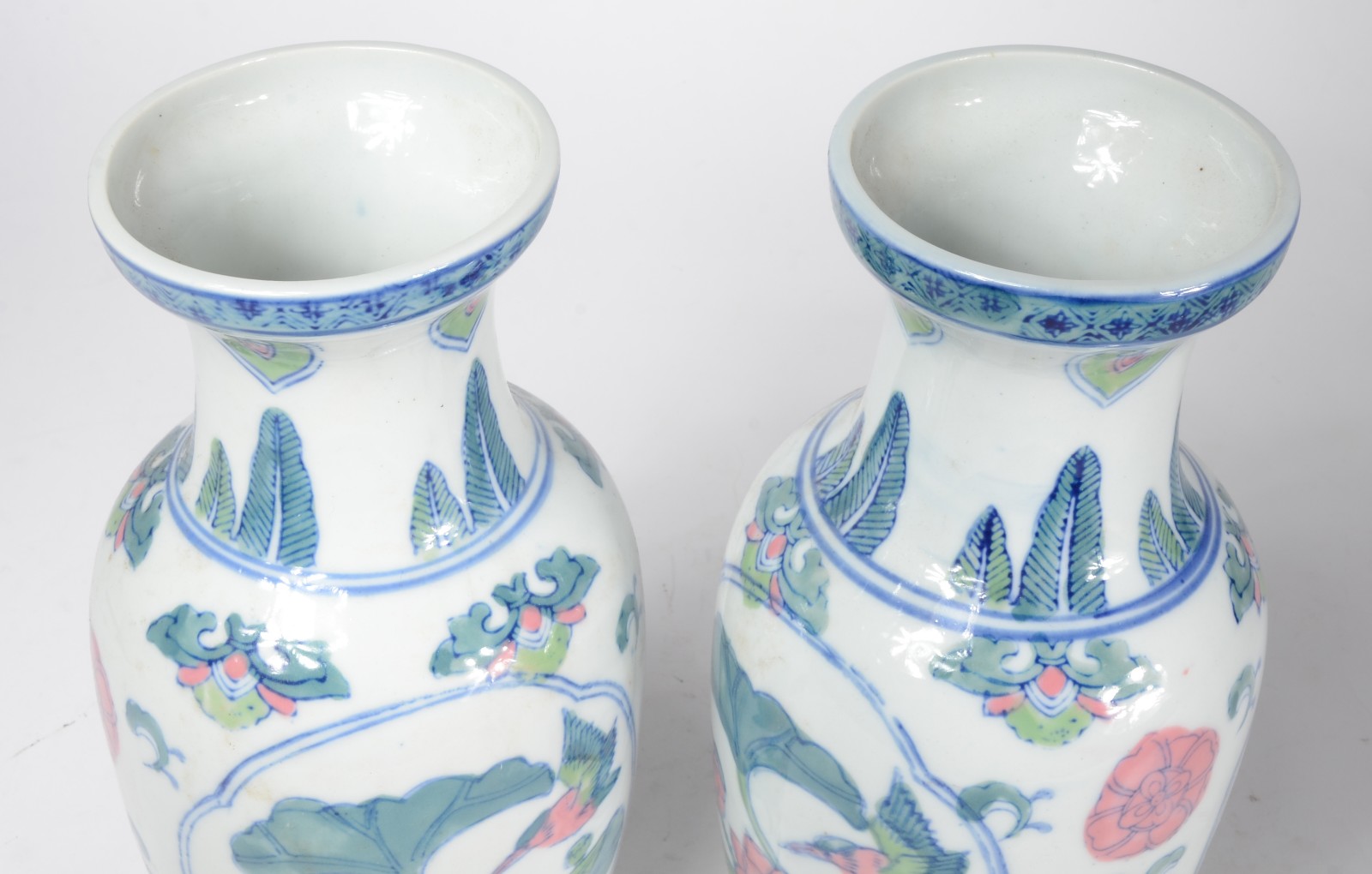 Par de vasos de porcelana, decoração com flores e pássaros em tons de... - foto 4 de 4