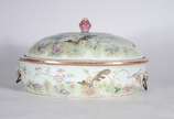 Original caçarola com banho maria, em porcelana... - Original caçarola com banho maria, em porcelana chinesa de formato oval, profusamente decorada em esmaltes policromados e dourados com adornos f...