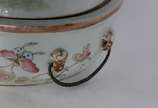 Original caçarola com banho maria, em porcelana... - Original caçarola com banho maria, em porcelana chinesa de formato oval, profusamente decorada em esmaltes policromados e dourados com adornos f...