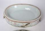 Original caçarola com banho maria, em porcelana... - Original caçarola com banho maria, em porcelana chinesa de formato oval, profusamente decorada em esmaltes policromados e dourados com adornos f...