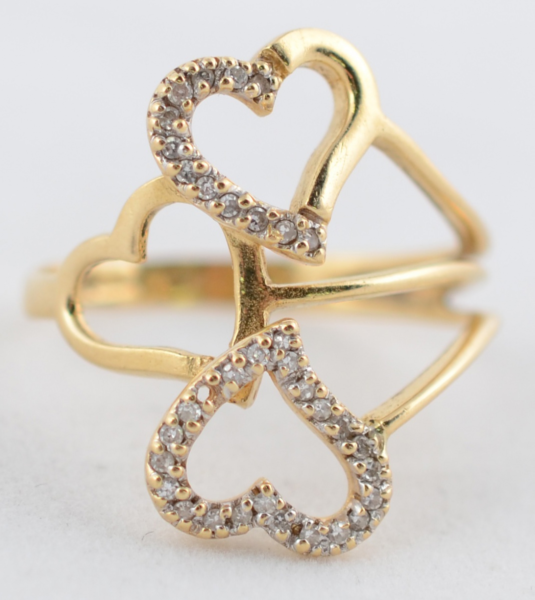 Anel de ouro amarelo 18 k com dois corações e 20 brilhantes. Peso...