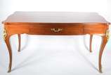 Mesa para escrita de madeira nobre , uma gaveta... - Mesa para escrita de madeira nobre , uma gaveta, pernas ligeiramente arqueadas com detalhes de metal. Estilo frances.