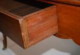Mesa para escrita de madeira nobre , uma gaveta... - Mesa para escrita de madeira nobre , uma gaveta, pernas ligeiramente arqueadas com detalhes de metal. Estilo frances.