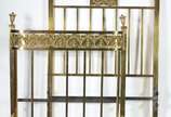Cama de solteiro em metal dourado inglês. Estra... - Cama de solteiro em metal dourado inglês. Estrado de mola. Século XIX.