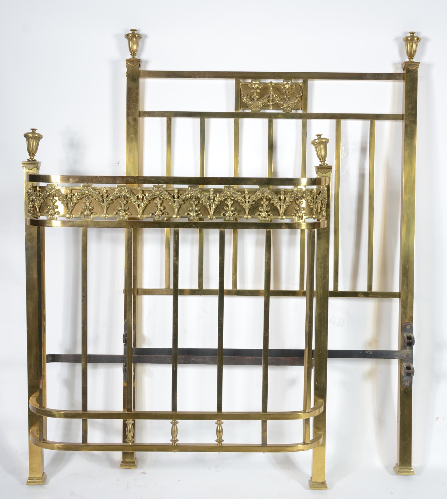 Cama de solteiro em metal dourado inglês. Estrado de mola. Século XIX. - foto 1 de 6