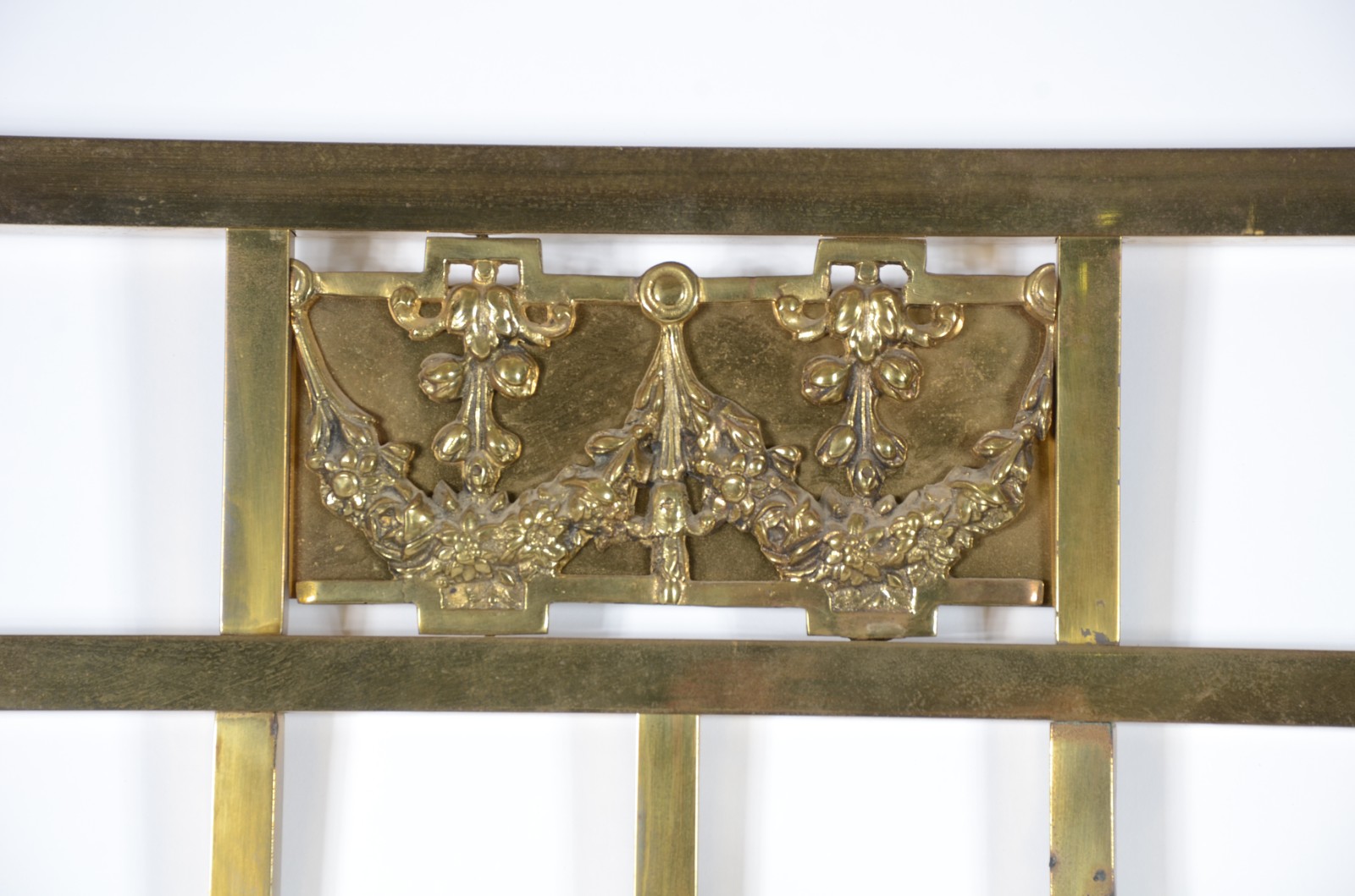 Cama de solteiro em metal dourado inglês. Estrado de mola. Século XIX. - foto 2 de 6