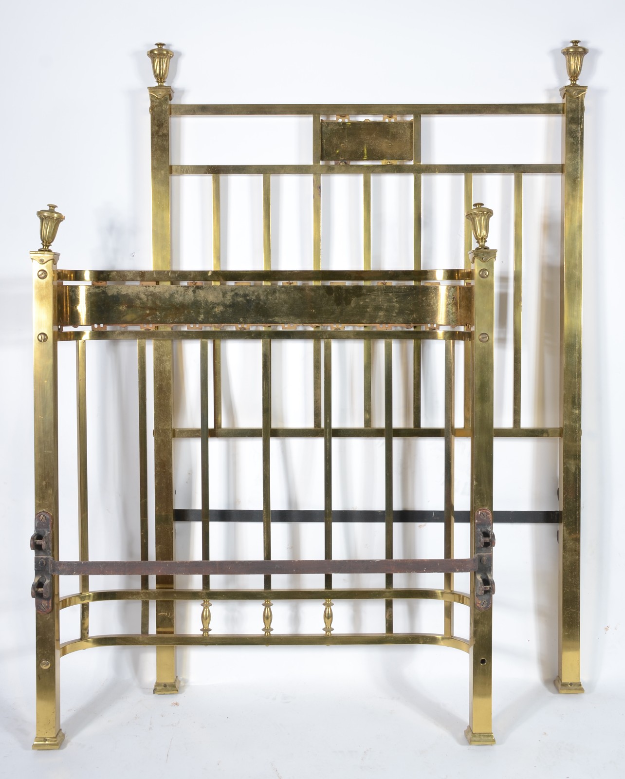 Cama de solteiro em metal dourado inglês. Estrado de mola. Século XIX. - foto 3 de 6