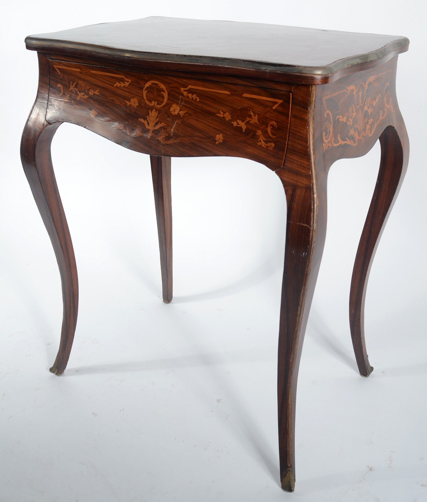 Mesa auxiliar de madeira nobre, estilo frances, tampo recortado com... - foto 1 de 5