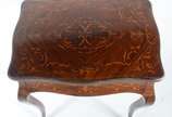 Mesa auxiliar de madeira nobre, estilo frances,... - Mesa auxiliar de madeira nobre, estilo frances, tampo recortado com uma gaveta com trabalhos em marqueterie, pernas ligeiramente recurvas. Desga...