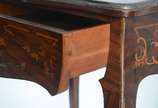Mesa auxiliar de madeira nobre, estilo frances,... - Mesa auxiliar de madeira nobre, estilo frances, tampo recortado com uma gaveta com trabalhos em marqueterie, pernas ligeiramente recurvas. Desga...