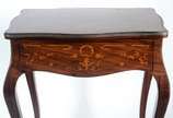 Mesa auxiliar de madeira nobre, estilo frances,... - Mesa auxiliar de madeira nobre, estilo frances, tampo recortado com uma gaveta com trabalhos em marqueterie, pernas ligeiramente recurvas. Desga...
