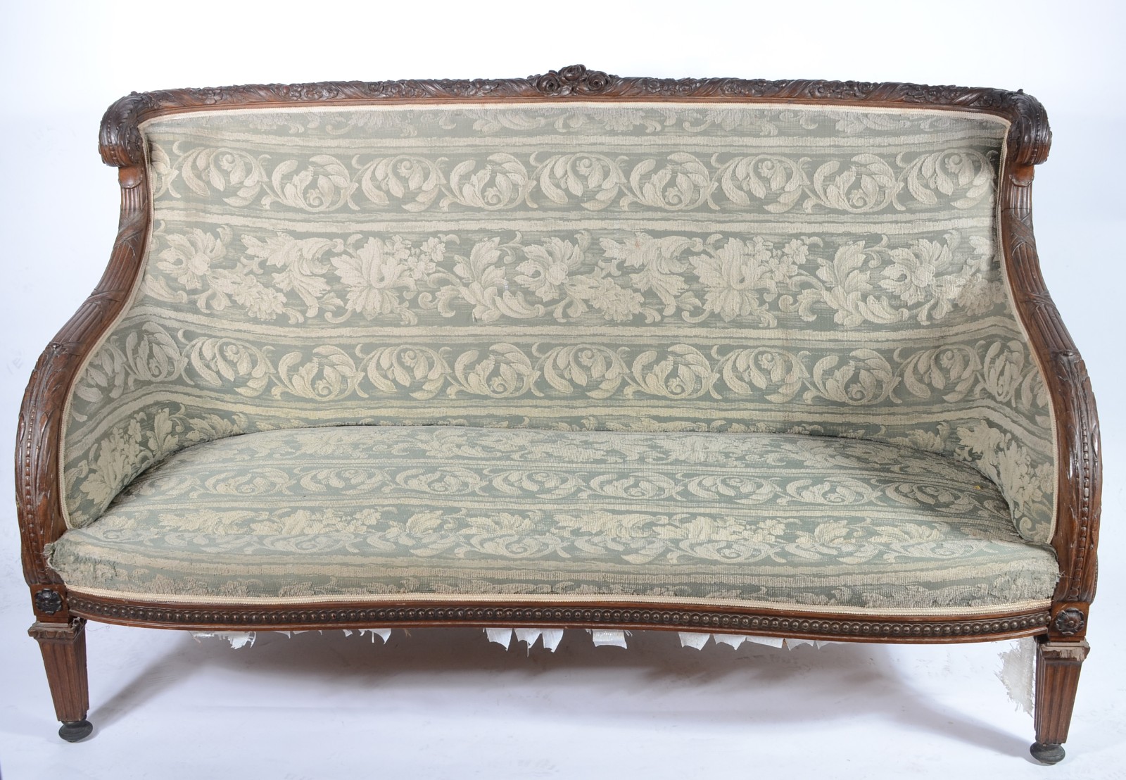 Conjunto de sofá e par de poltronas de madeira nobre, trabalhos de... - foto 2 de 11