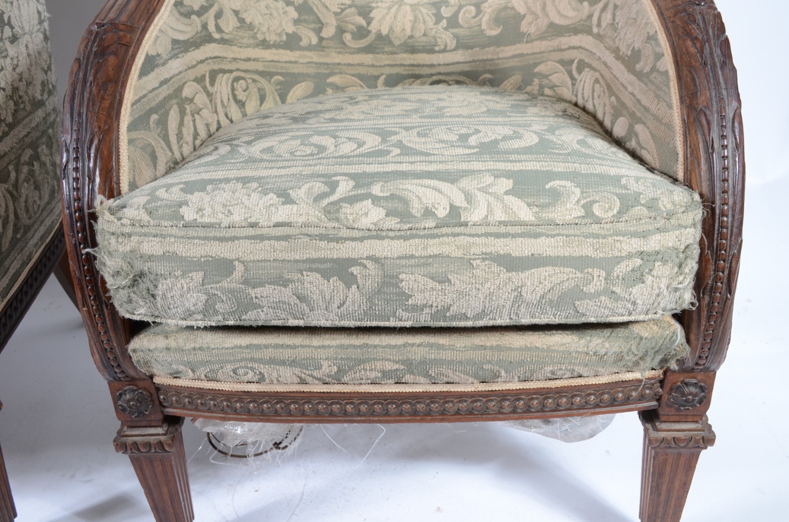 Conjunto de sofá e par de poltronas de madeira nobre, trabalhos de... - foto 3 de 11