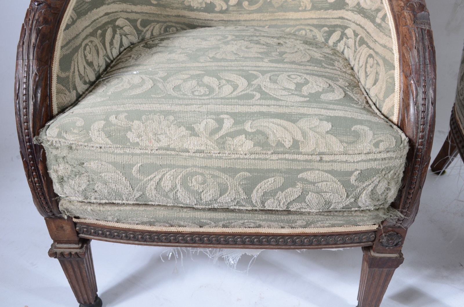 Conjunto de sofá e par de poltronas de madeira nobre, trabalhos de... - foto 4 de 11
