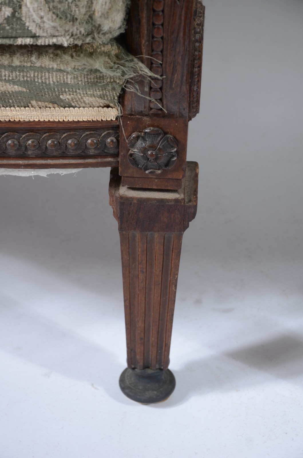 Conjunto de sofá e par de poltronas de madeira nobre, trabalhos de... - foto 7 de 11
