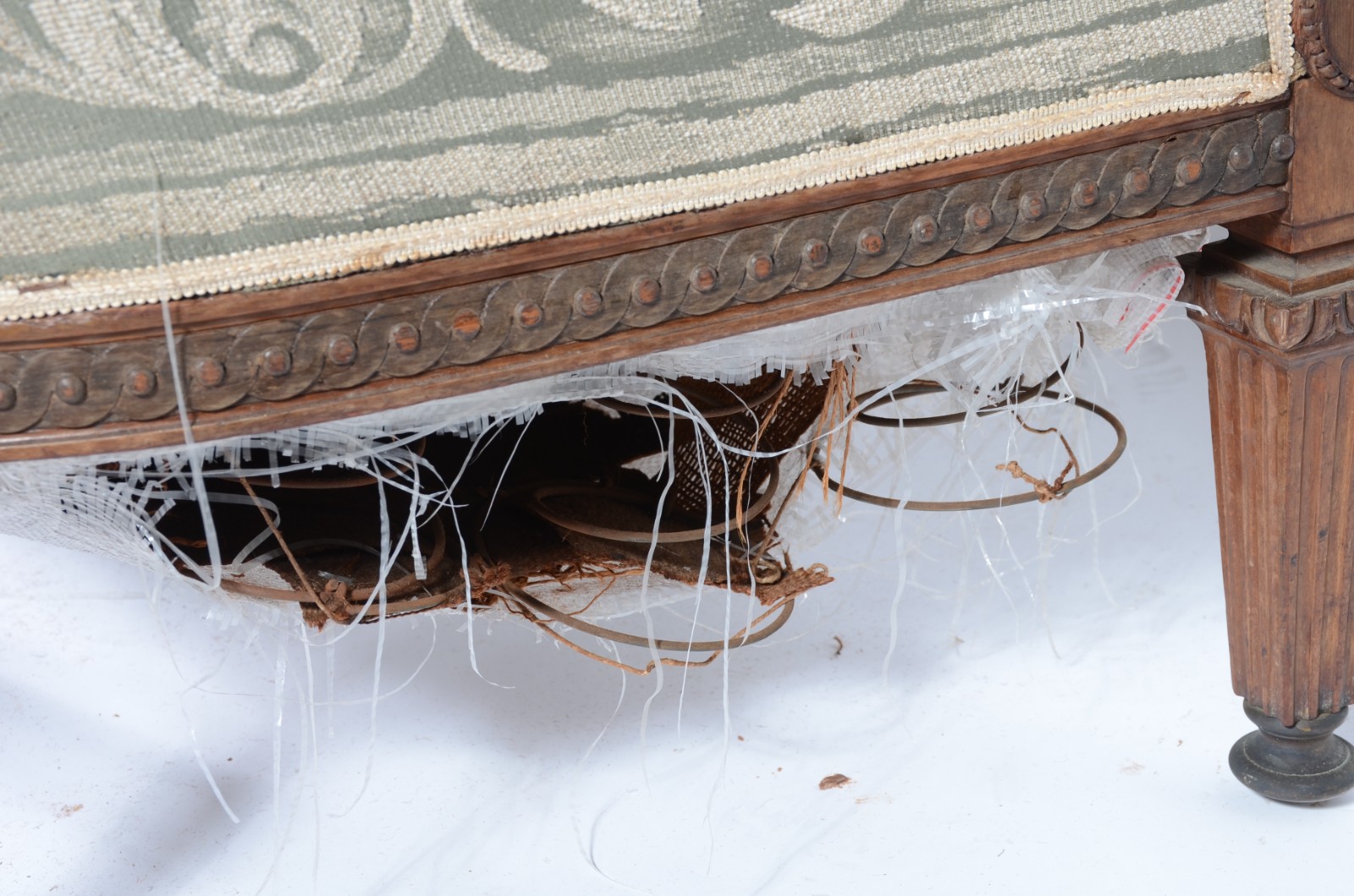 Conjunto de sofá e par de poltronas de madeira nobre, trabalhos de... - foto 11 de 11