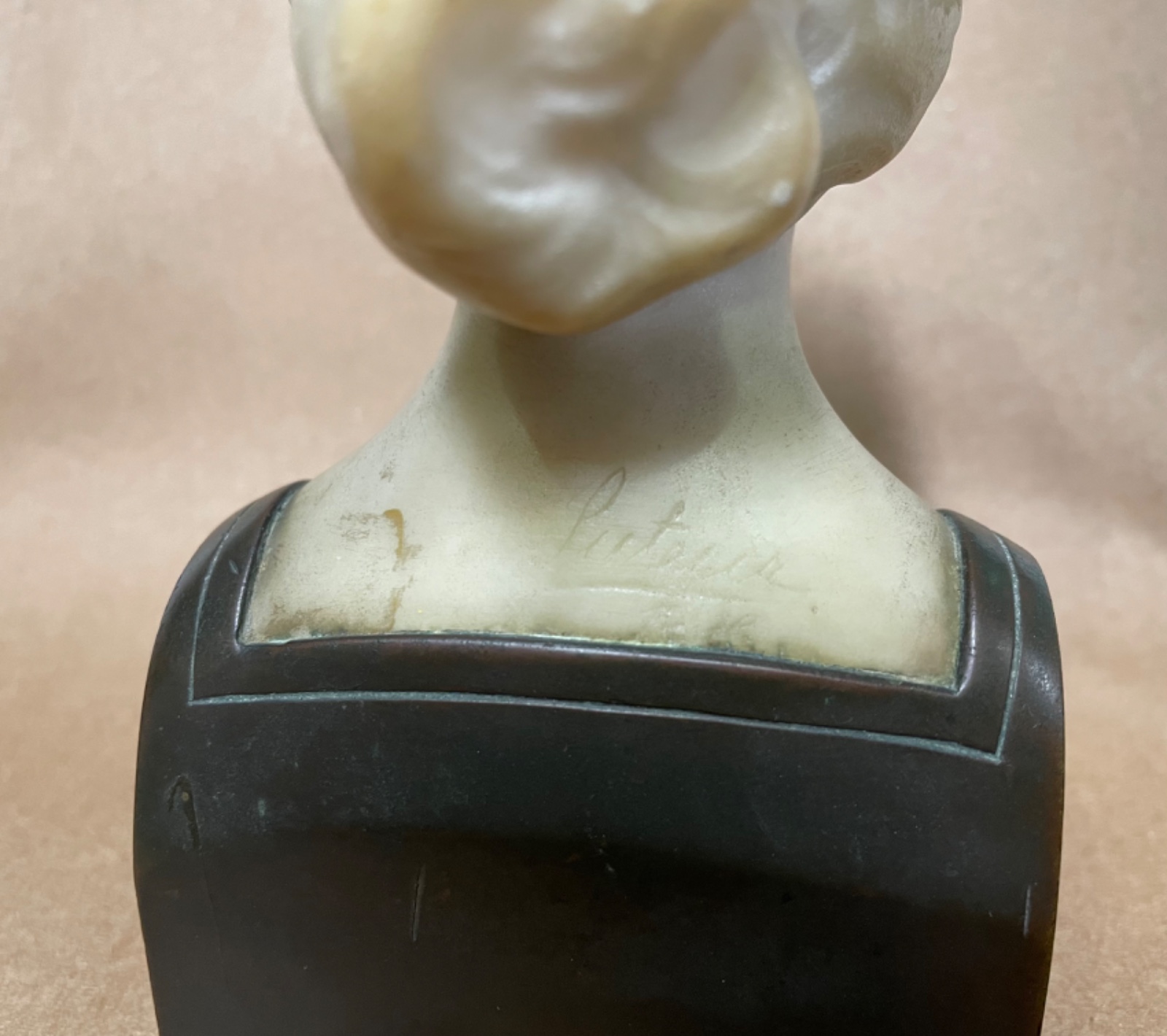 Bela escultura antiga em alabastro, assinada “Luteur”. A base é em... - foto 8 de 8
