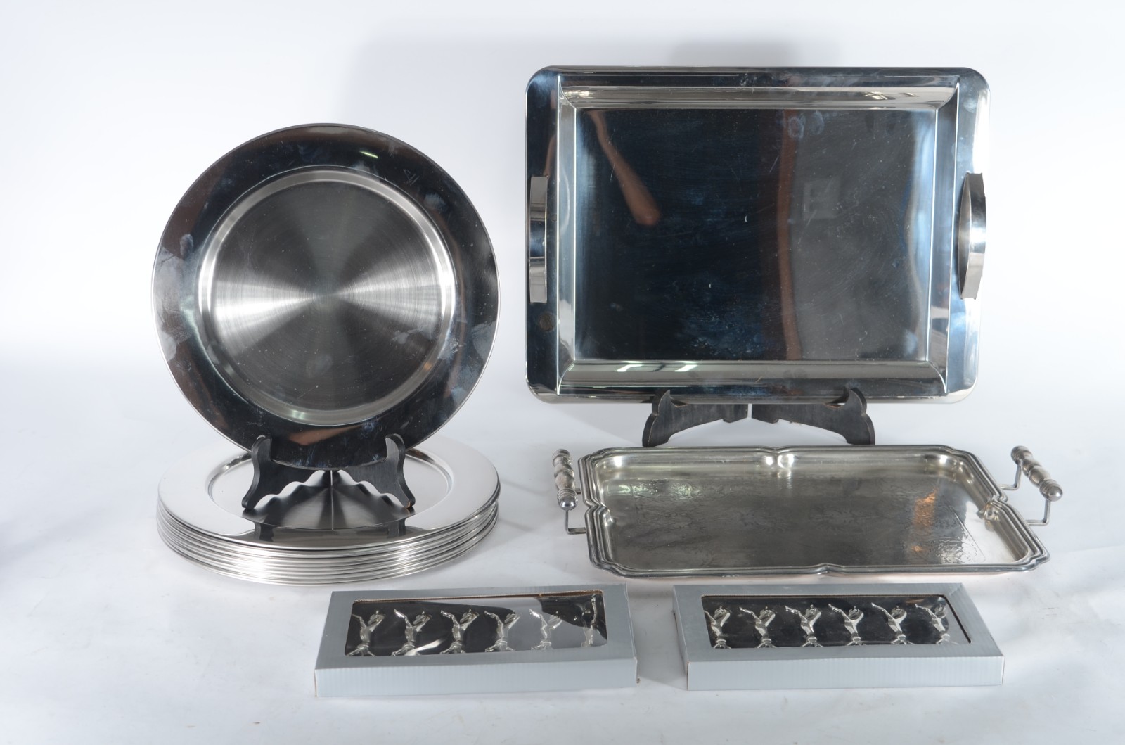 Diversas peças de metal prateado, sendo: 2 bandejas com alças, 11... - foto 1 de 4