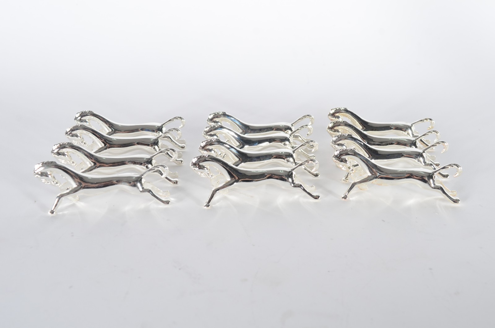 Diversas peças de metal prateado, sendo: 2 bandejas com alças, 11... - foto 2 de 4