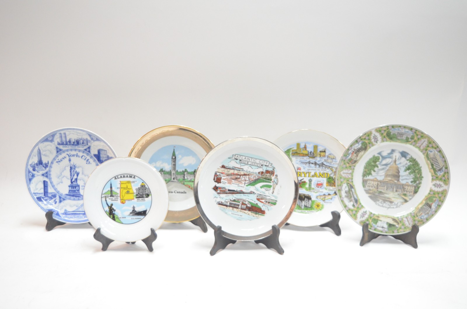 Seis pratos de porcelana diversos de viagem. - foto 1 de 6