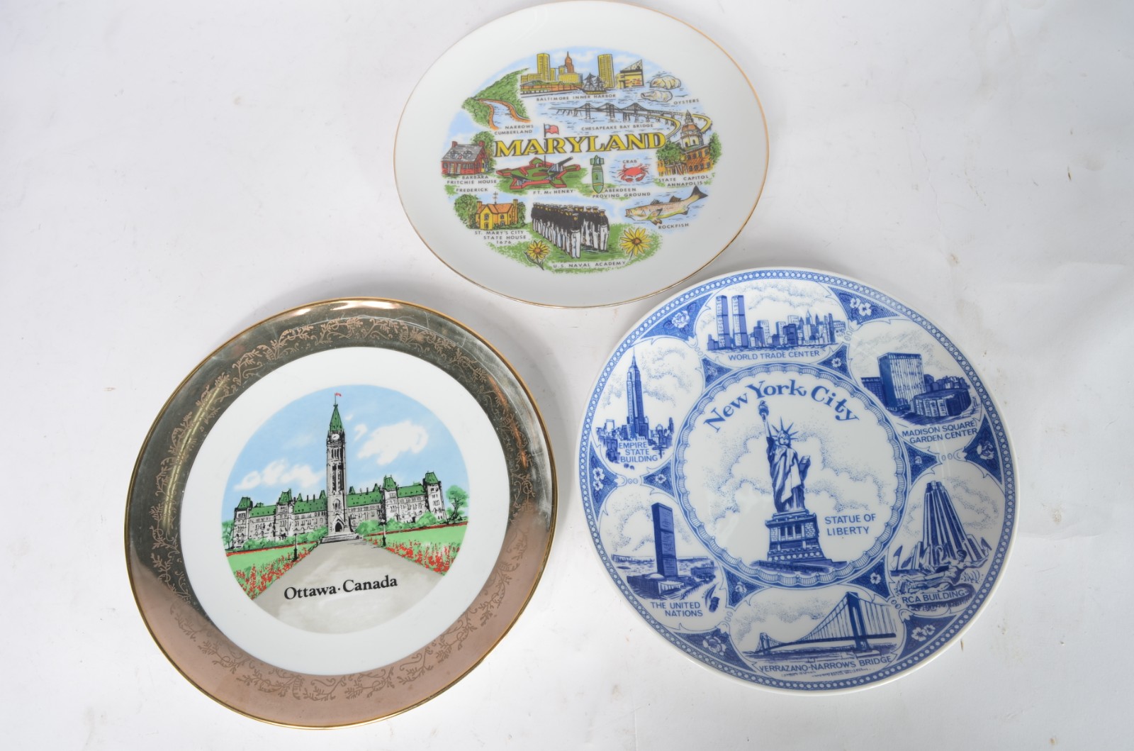 Seis pratos de porcelana diversos de viagem. - foto 2 de 6