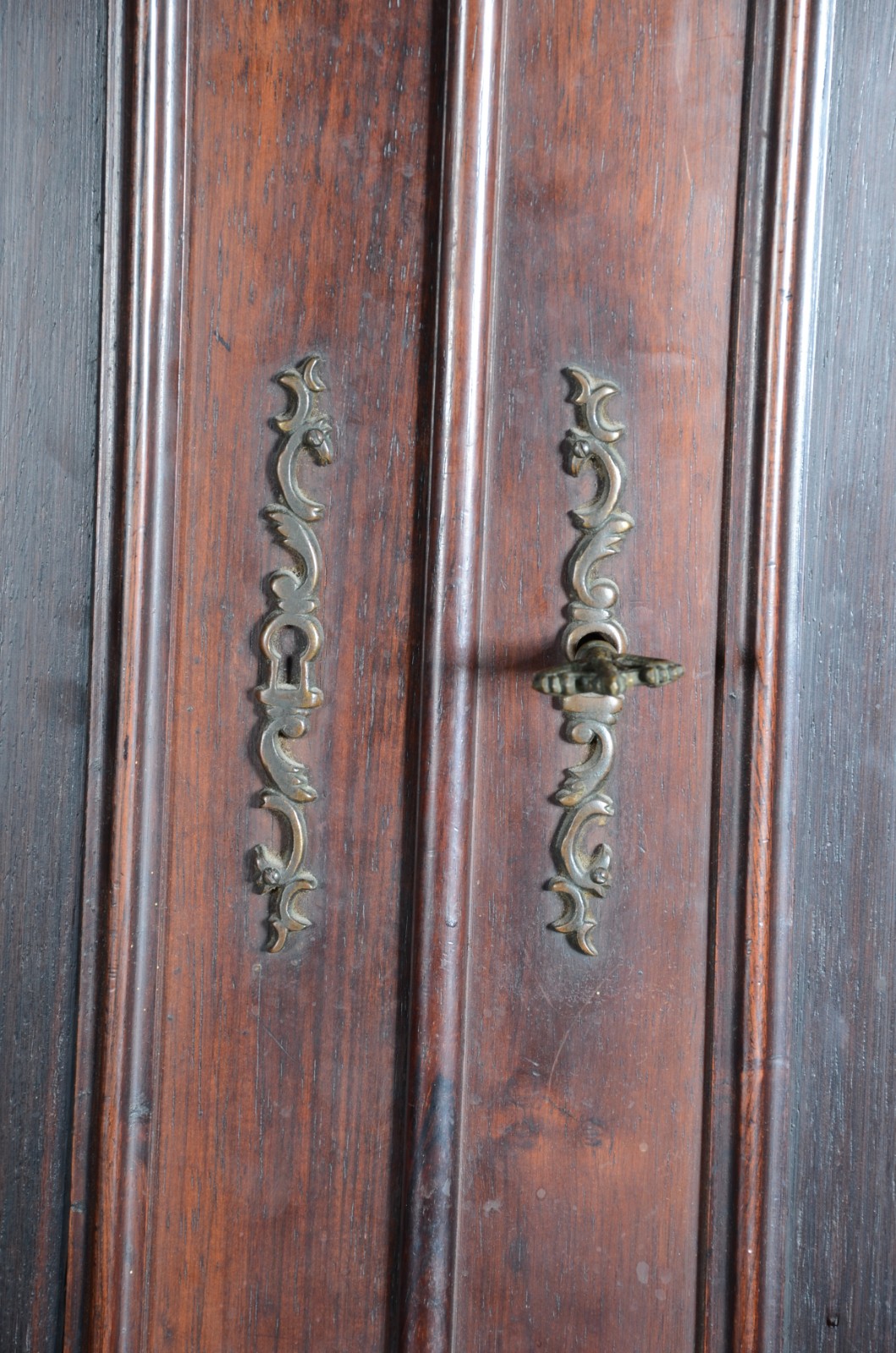 Móvel cristaleira de madeira nobre, estilo chipendale, duas portas... - foto 5 de 9