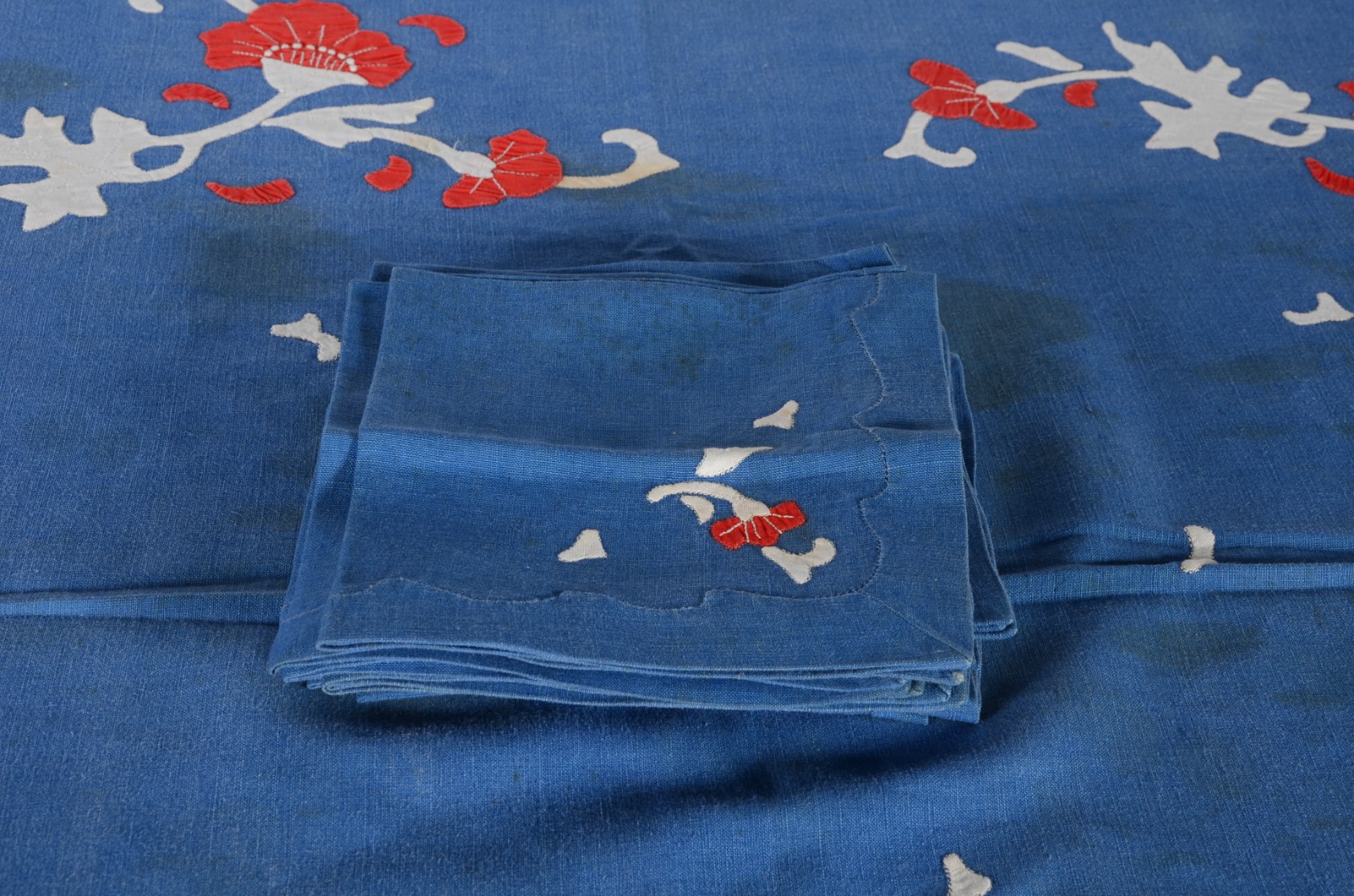 Toalha de mesa na cor azul com bordados. Acompanham 10 guardanapos... - foto 2 de 6