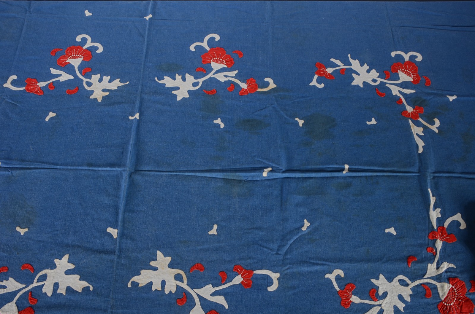 Toalha de mesa na cor azul com bordados. Acompanham 10 guardanapos... - foto 3 de 6