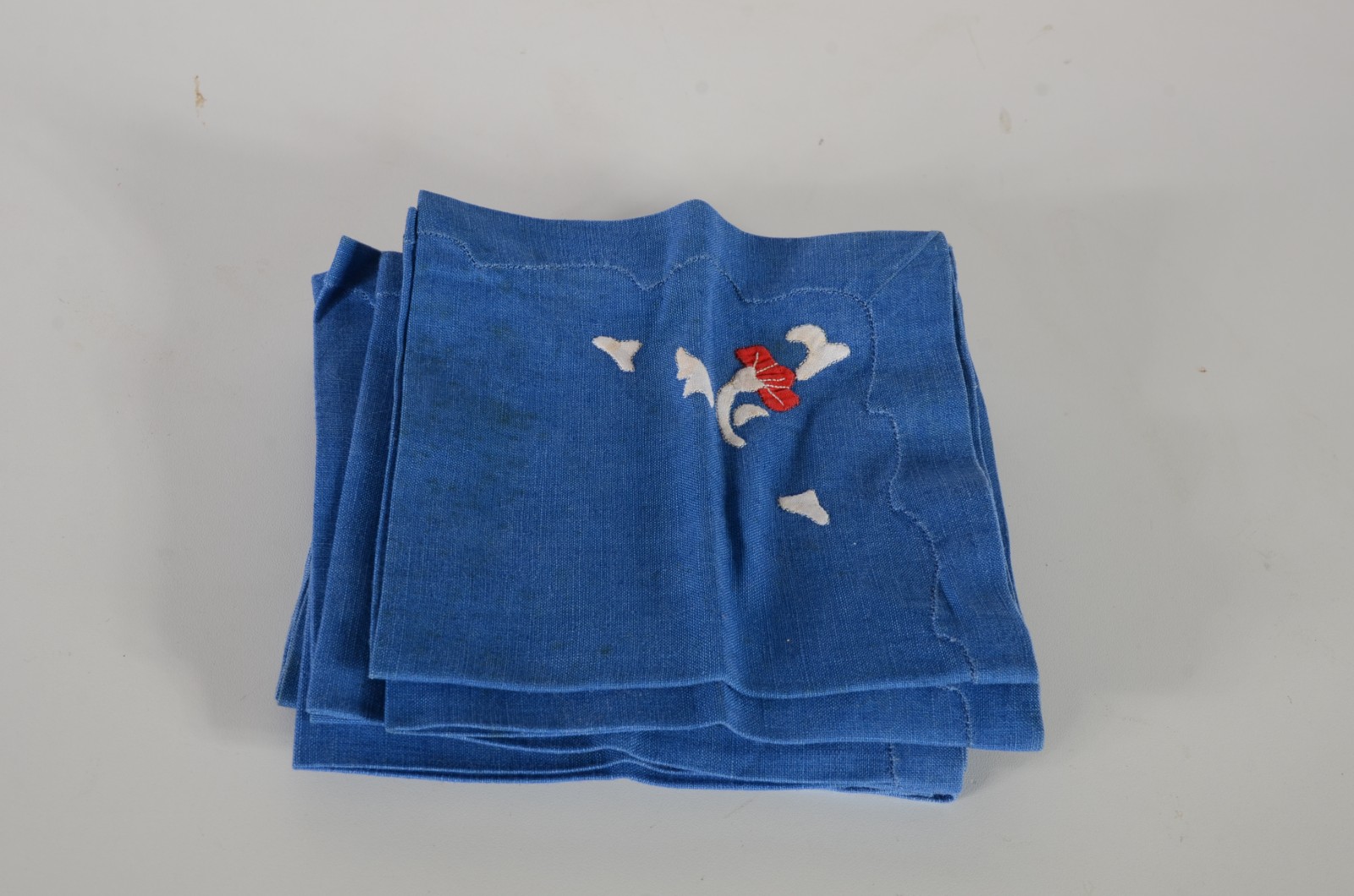 Toalha de mesa na cor azul com bordados. Acompanham 10 guardanapos... - foto 4 de 6