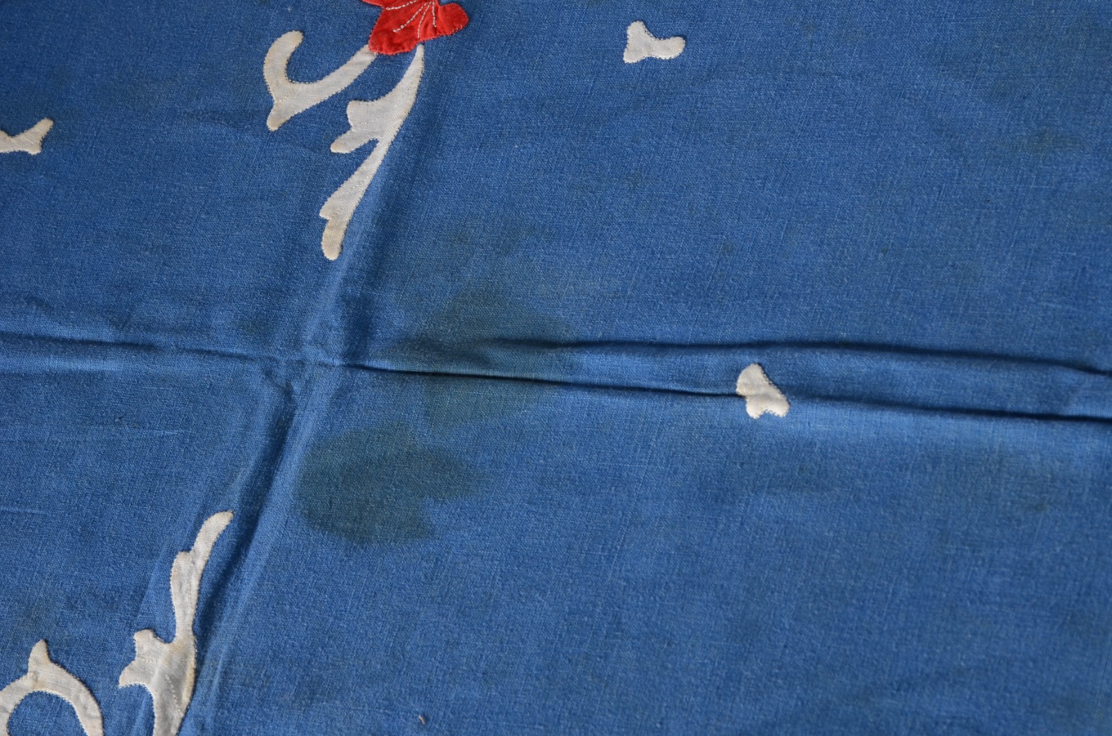 Toalha de mesa na cor azul com bordados. Acompanham 10 guardanapos... - foto 5 de 6