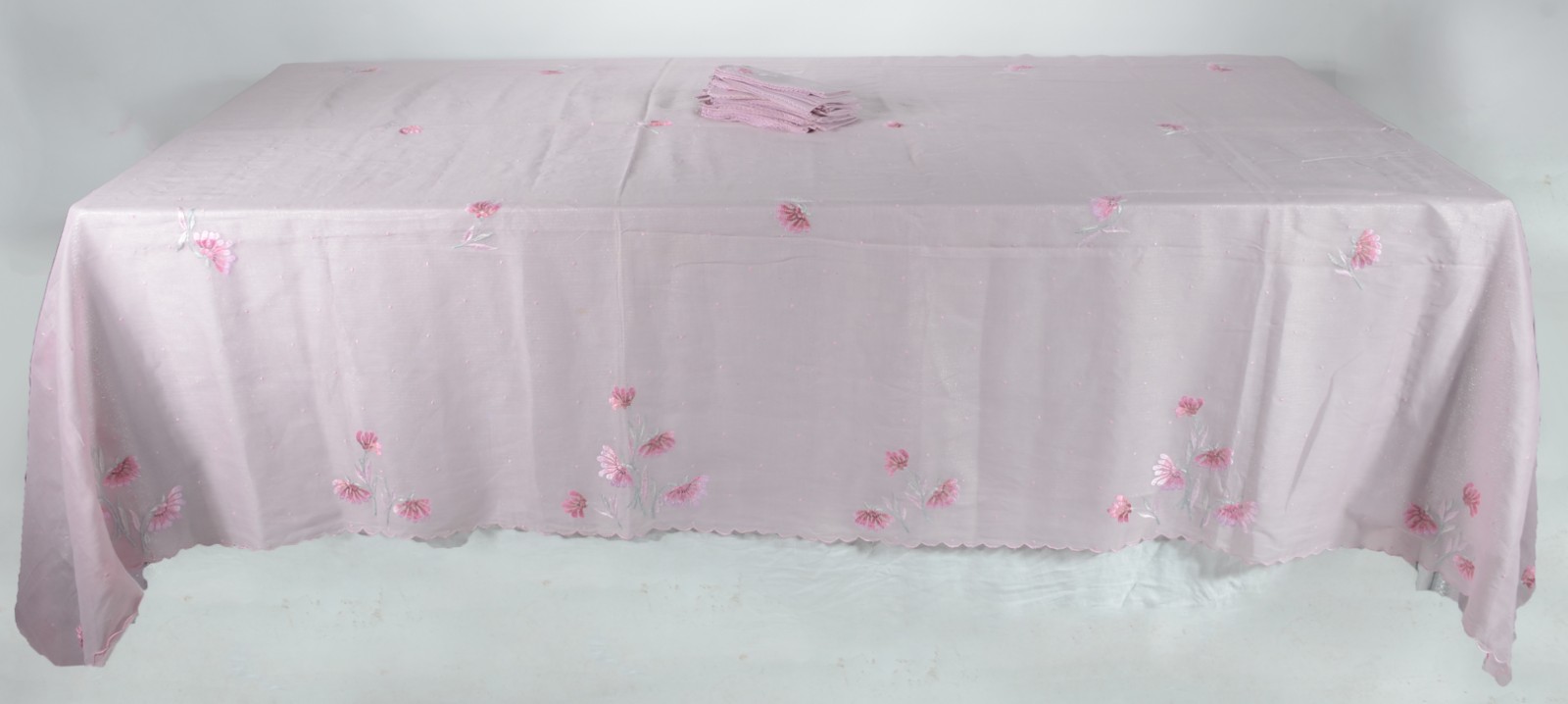 Toalha de mesa de organza na cor rosa com bordados, forro prateado... - foto 1 de 3