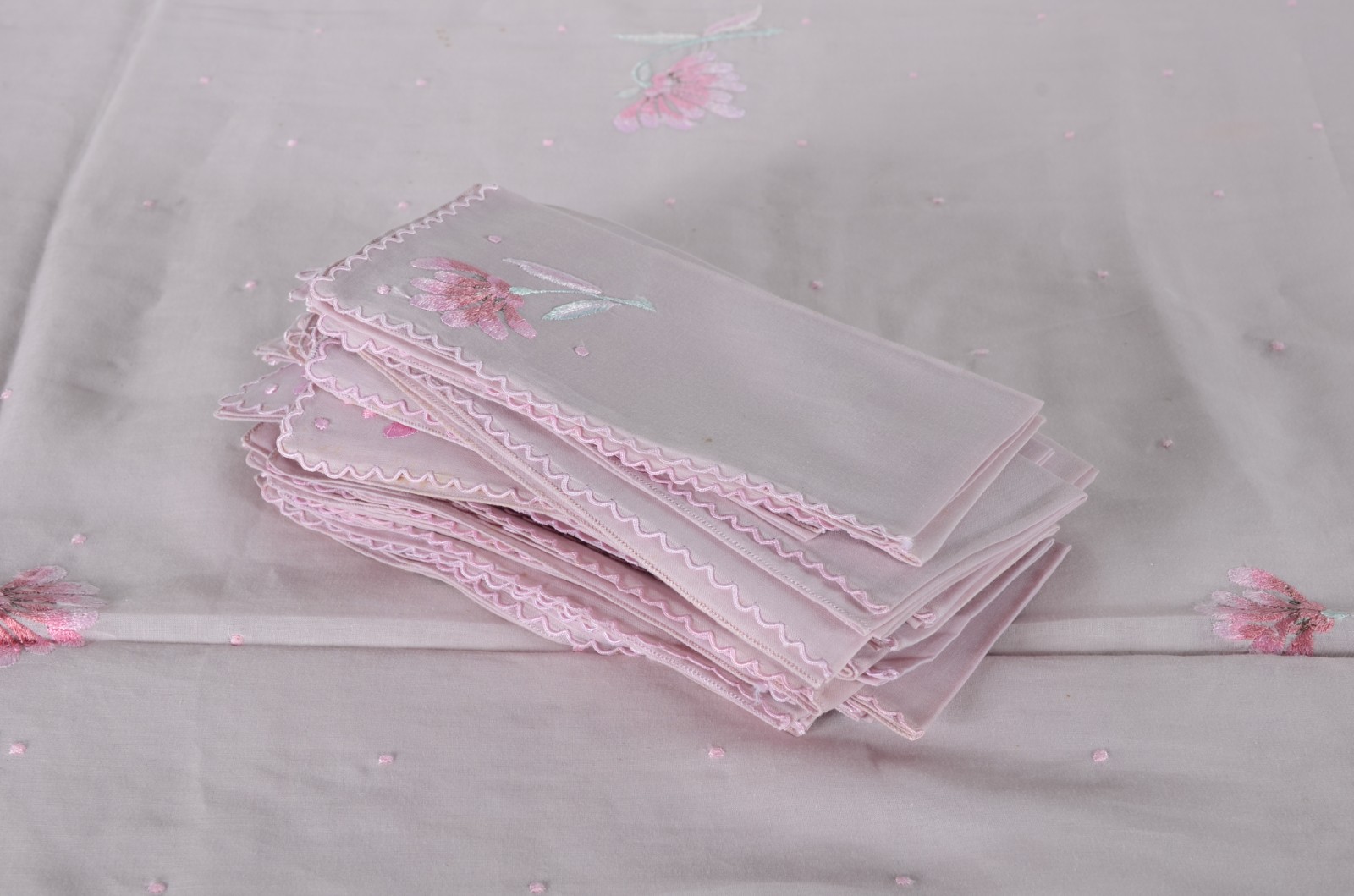 Toalha de mesa de organza na cor rosa com bordados, forro prateado... - foto 2 de 3