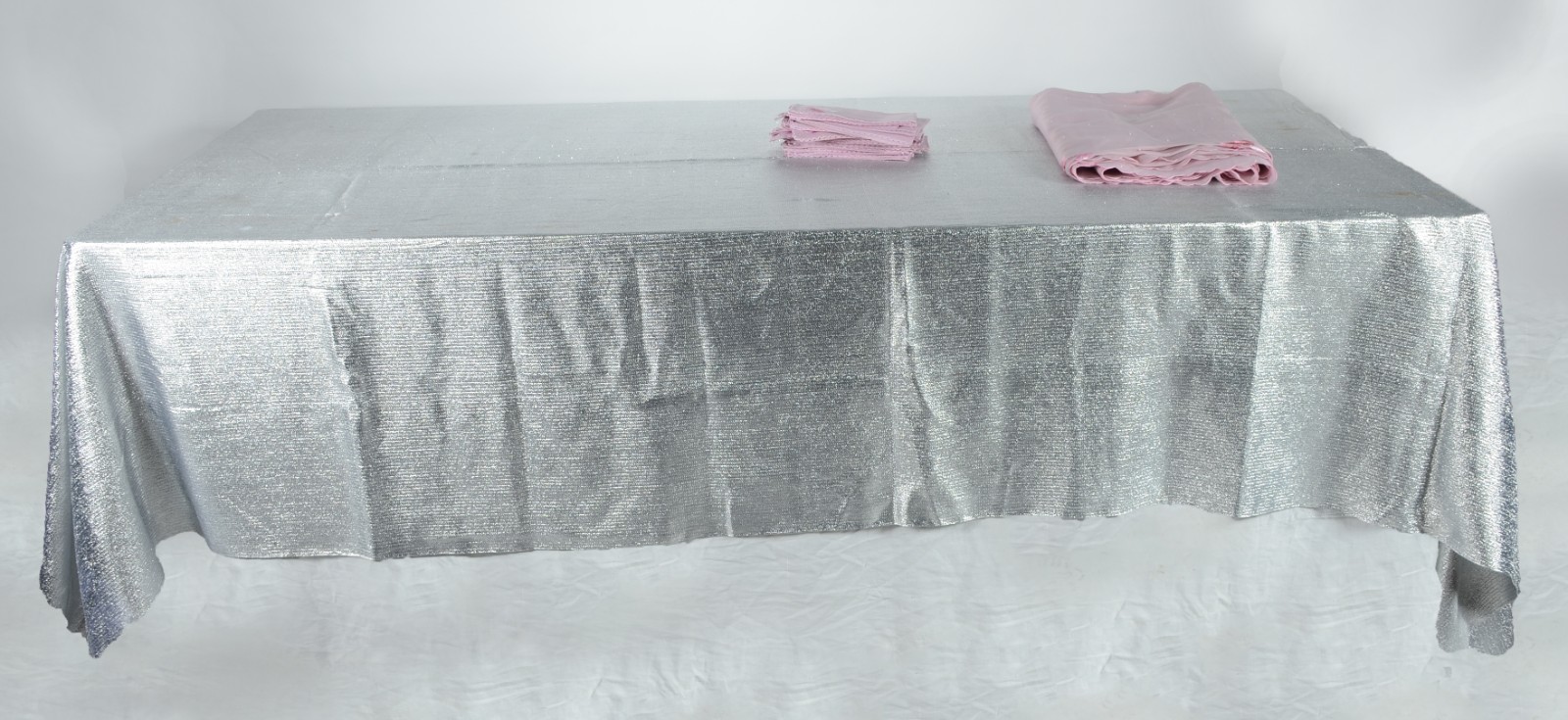 Toalha de mesa de organza na cor rosa com bordados, forro prateado... - foto 3 de 3