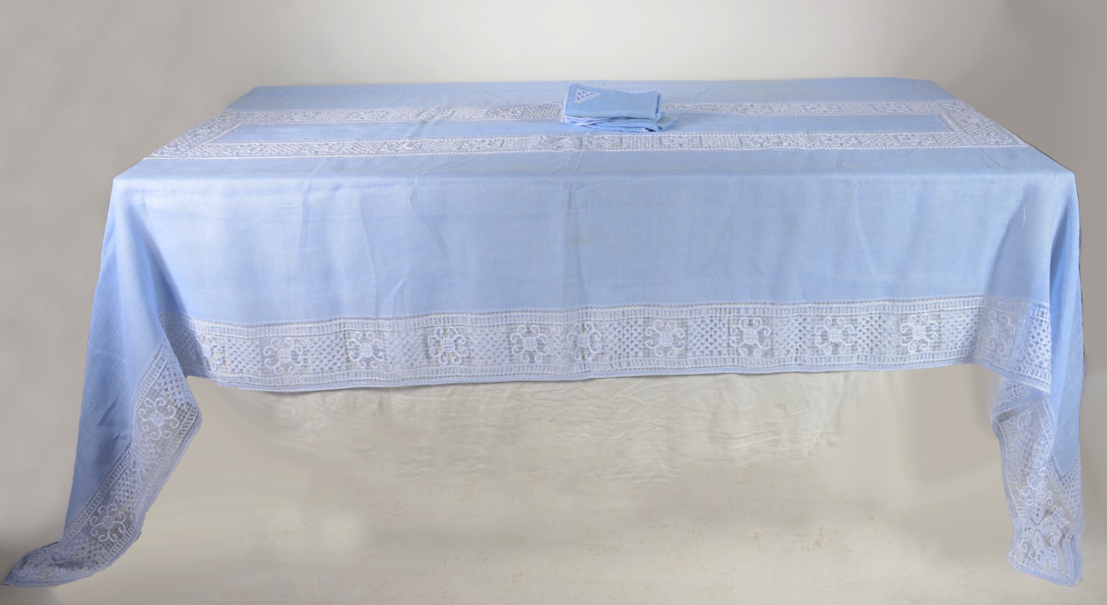 Toalha de mesa de linho azul com bordados. Acompanham 12 guardanapos. - foto 1 de 3