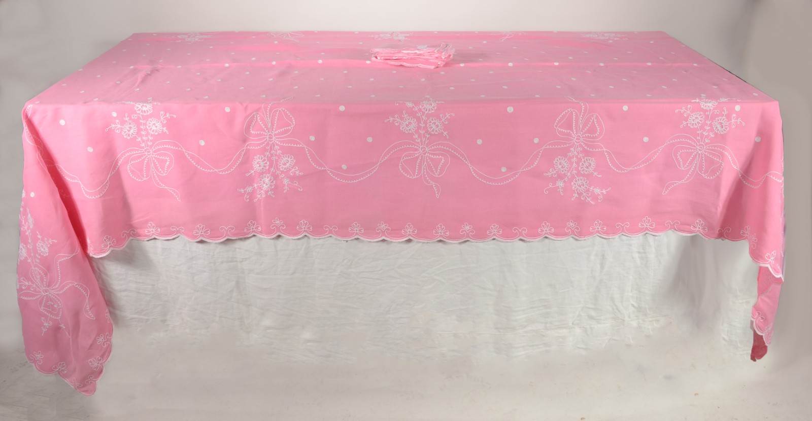 Toalha de linho de mesa na cor rosa com bordados. Acompanham 11... - foto 1 de 3