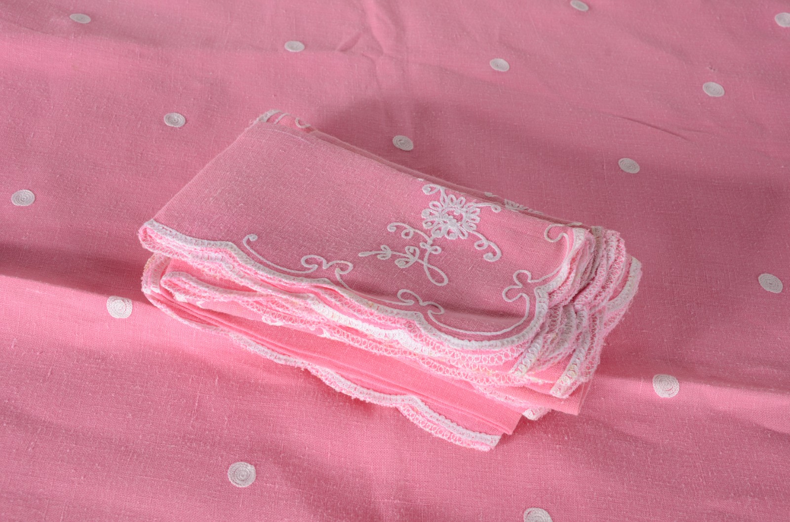 Toalha de linho de mesa na cor rosa com bordados. Acompanham 11... - foto 2 de 3