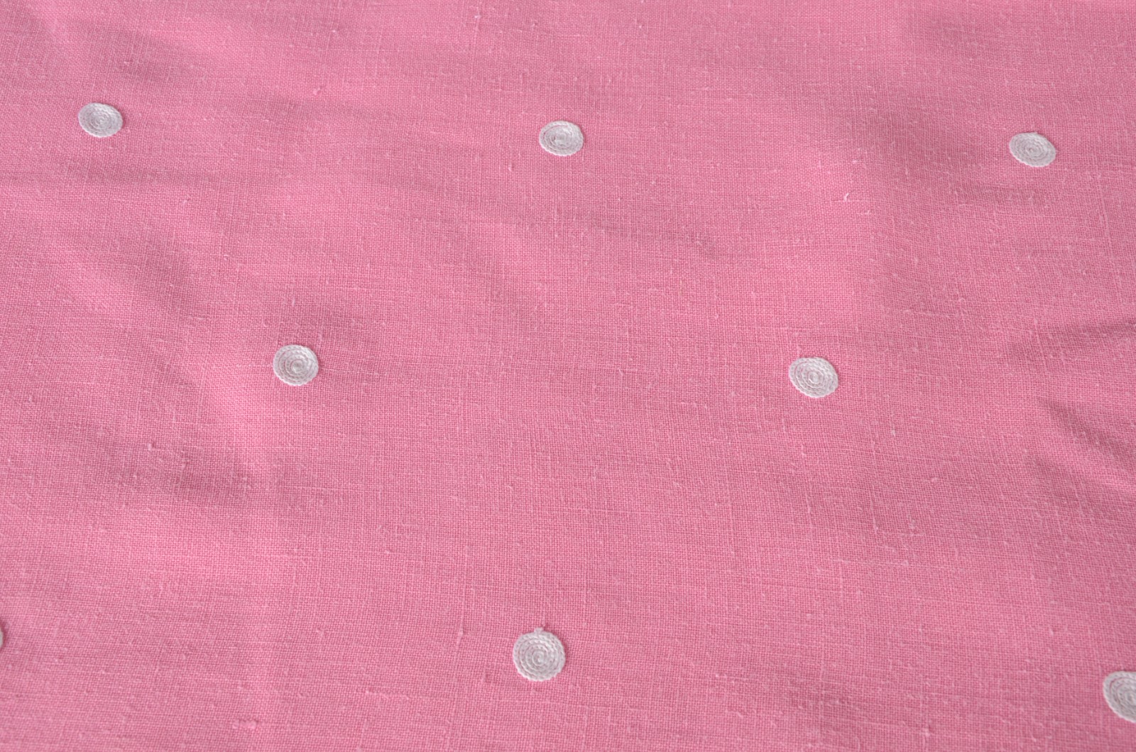 Toalha de linho de mesa na cor rosa com bordados. Acompanham 11... - foto 3 de 3