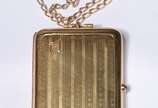 Elegante bolsa "menudiere" do tipo trousse de o... - Elegante bolsa "menudiere" do tipo trousse de ouro 18 k., com corrente também de ouro 18 k. Nome gravado "Zilda" na parte da frente. Faltando o ...