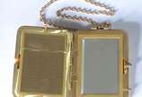 Elegante bolsa "menudiere" do tipo trousse de o... - Elegante bolsa "menudiere" do tipo trousse de ouro 18 k., com corrente também de ouro 18 k. Nome gravado "Zilda" na parte da frente. Faltando o ...